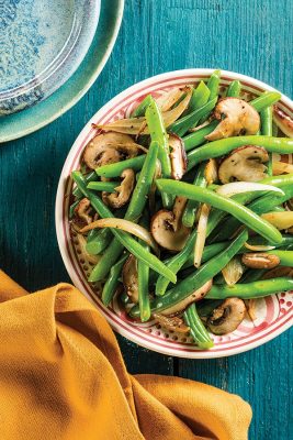 Green beans with mushrooms and onions