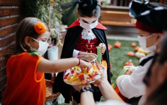 Simple safety tips for trick-or-treating after Fauci greenlighted Halloween 2021